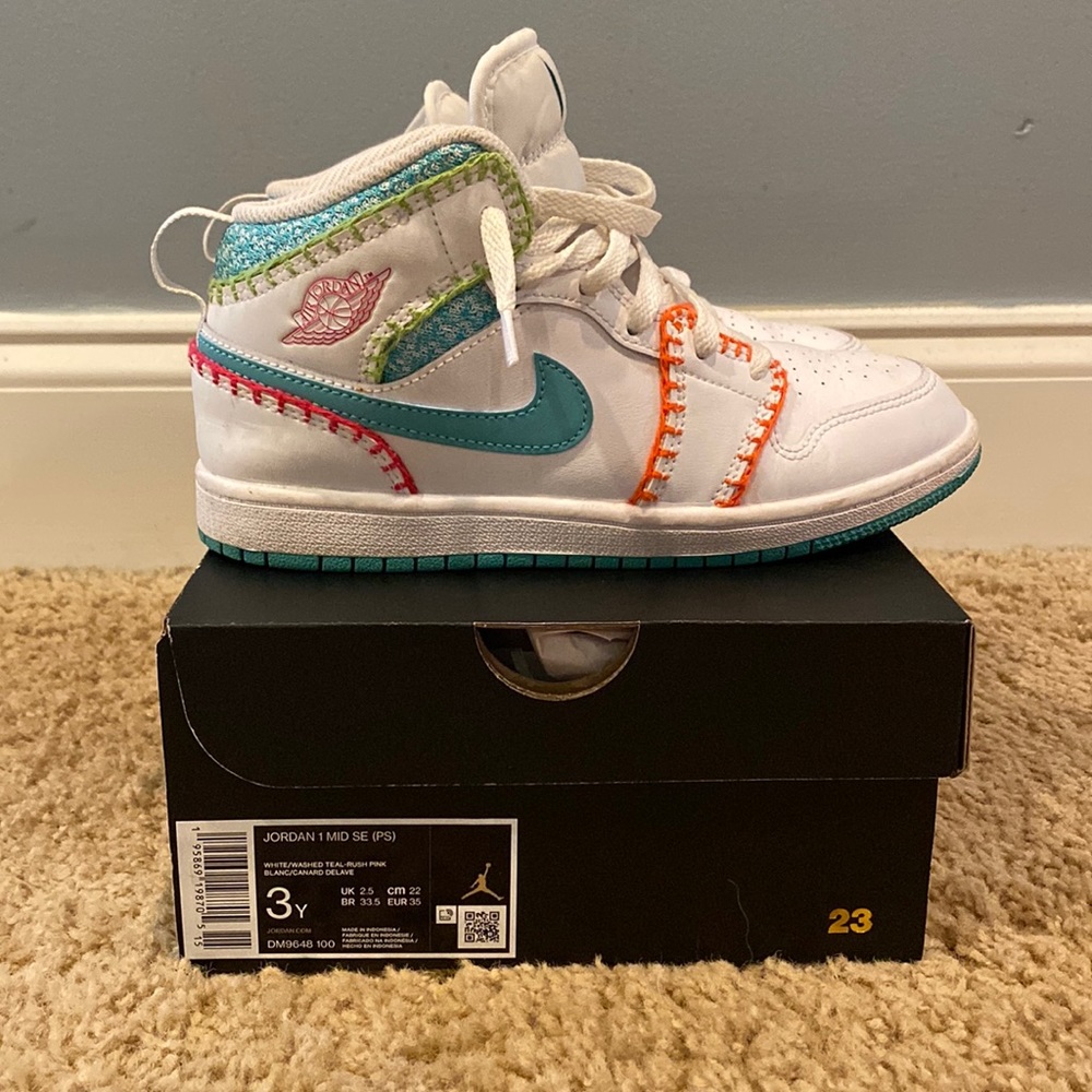 Nike Jordan 1 mid SE - size 3Y